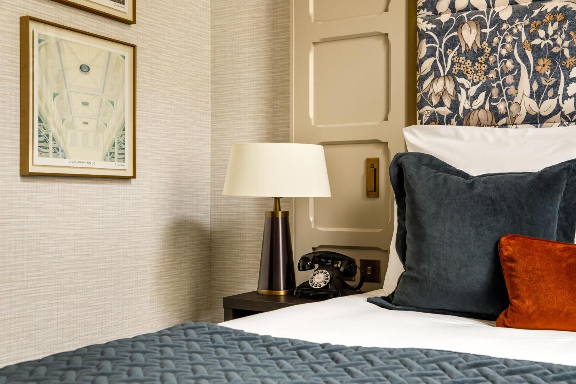 The Municipal Hotel Liverpool - Mgallery 외부 사진 A bedroom at The Mitre